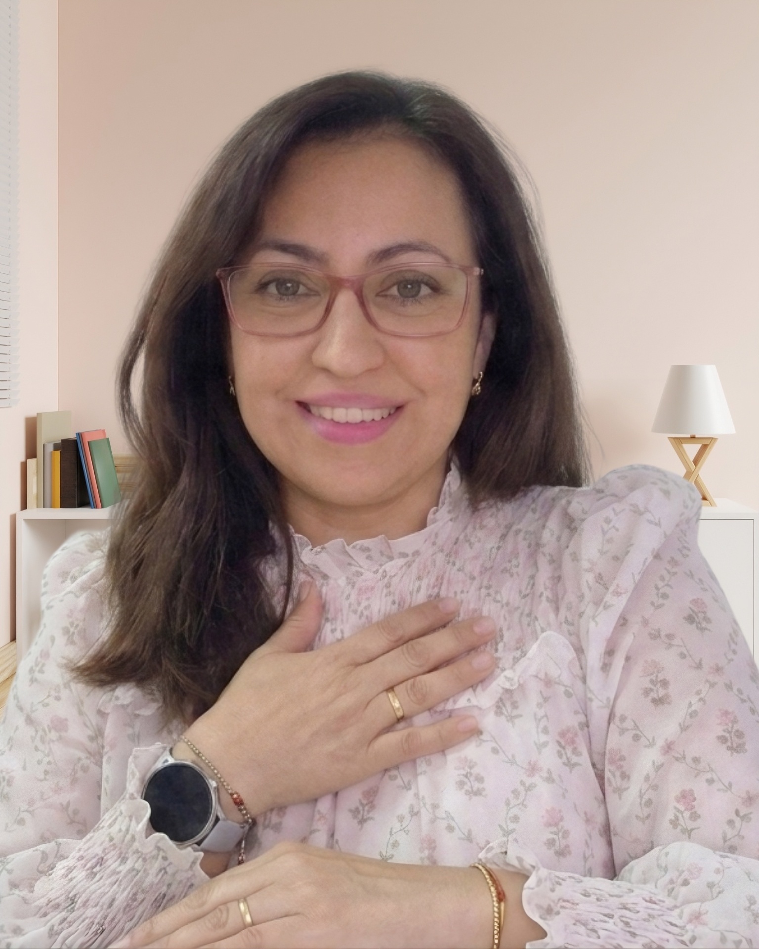 Mujer en momento de calma con la mano en el pecho